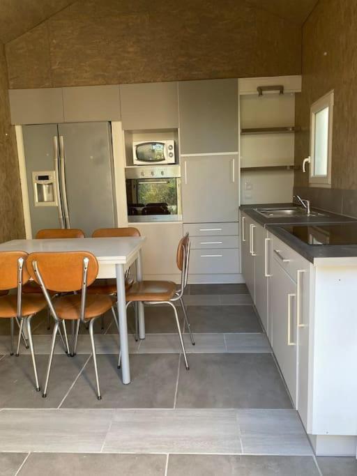 Dans Une Maison Familiale Avec Jardin A 800M De La Plage Bréville-sur-Mer Esterno foto